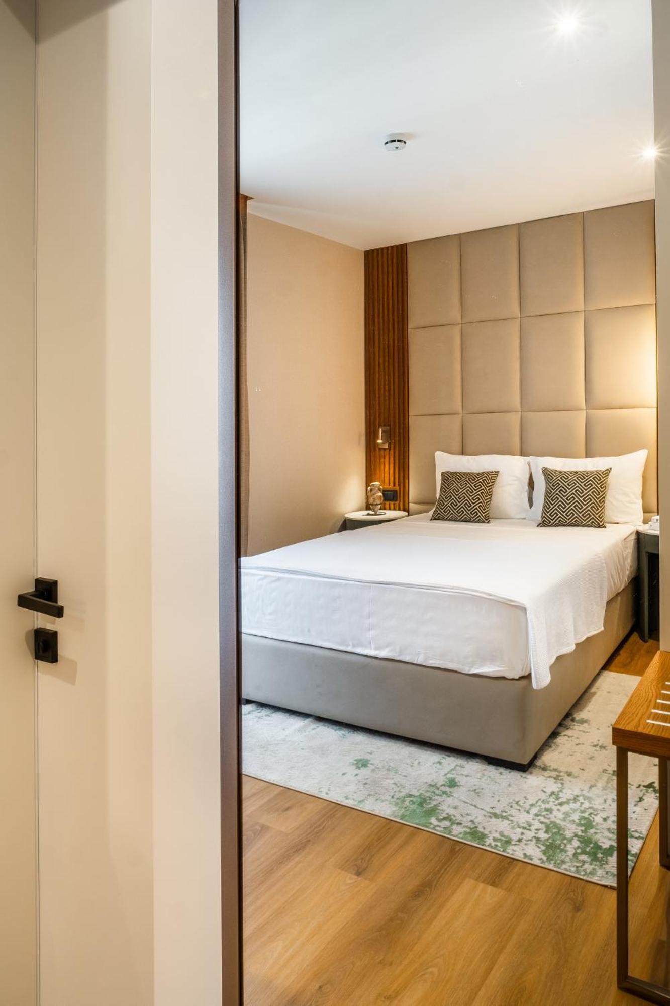 Boutique Hotel Villa Royal Tivat Bagian luar foto
