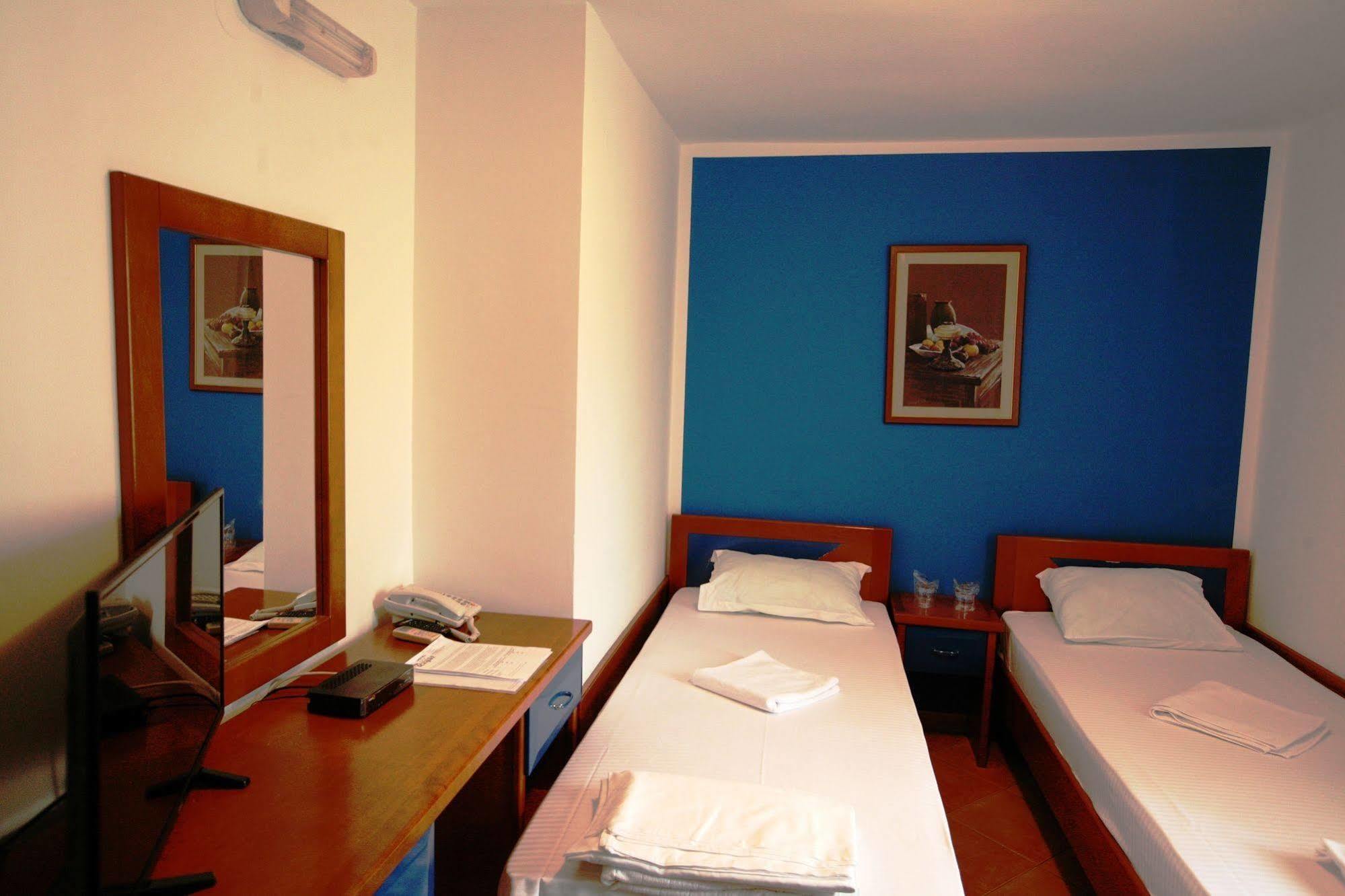 Boutique Hotel Villa Royal Tivat Bagian luar foto