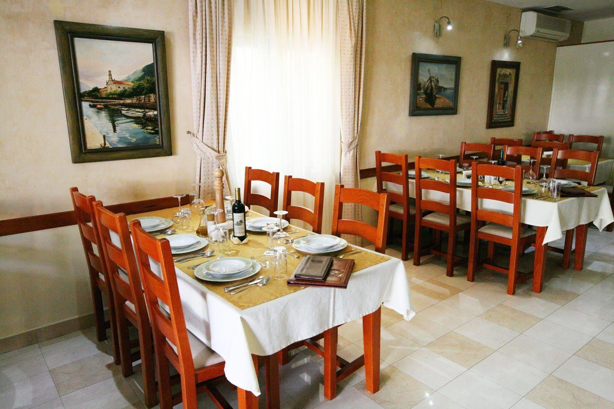 Boutique Hotel Villa Royal Tivat Bagian luar foto